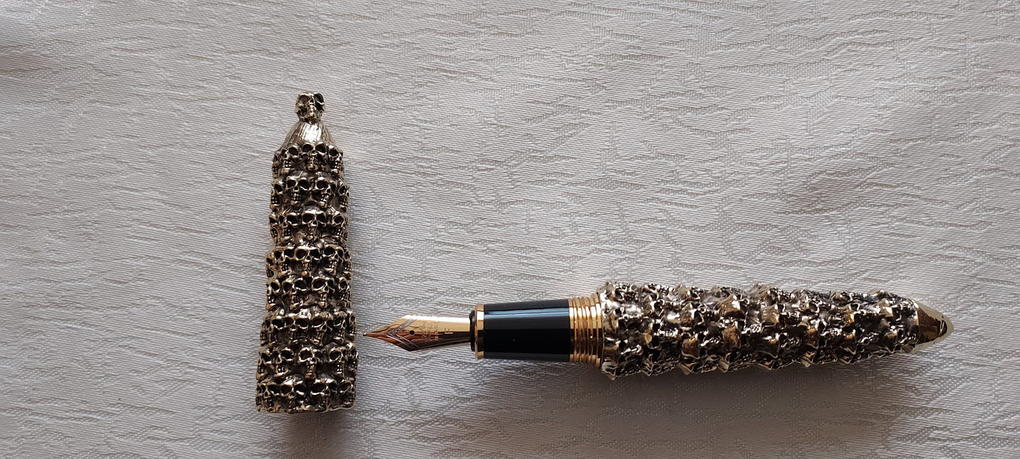 Skull pen